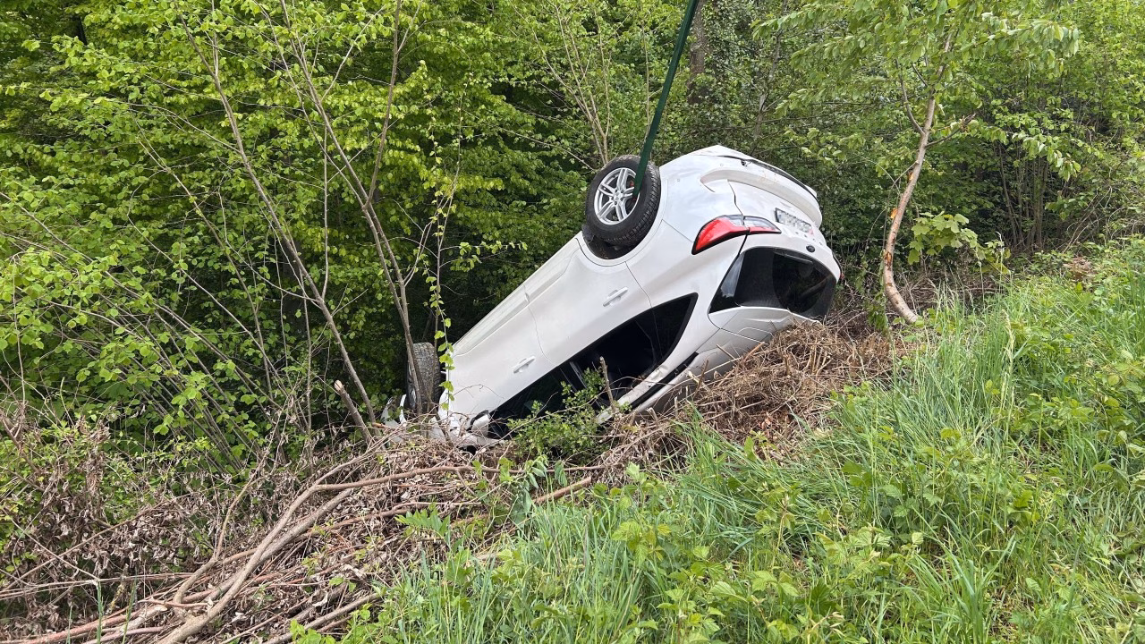 Auto liegt im Wald auf dem Dach: Fahrer schwer verletzt im Spital!