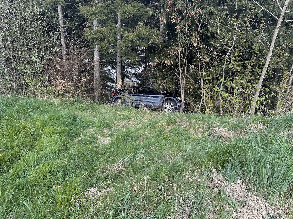 Auto schleudert in Walzenhausen: Fahrer bleibt unverletzt, aber…
