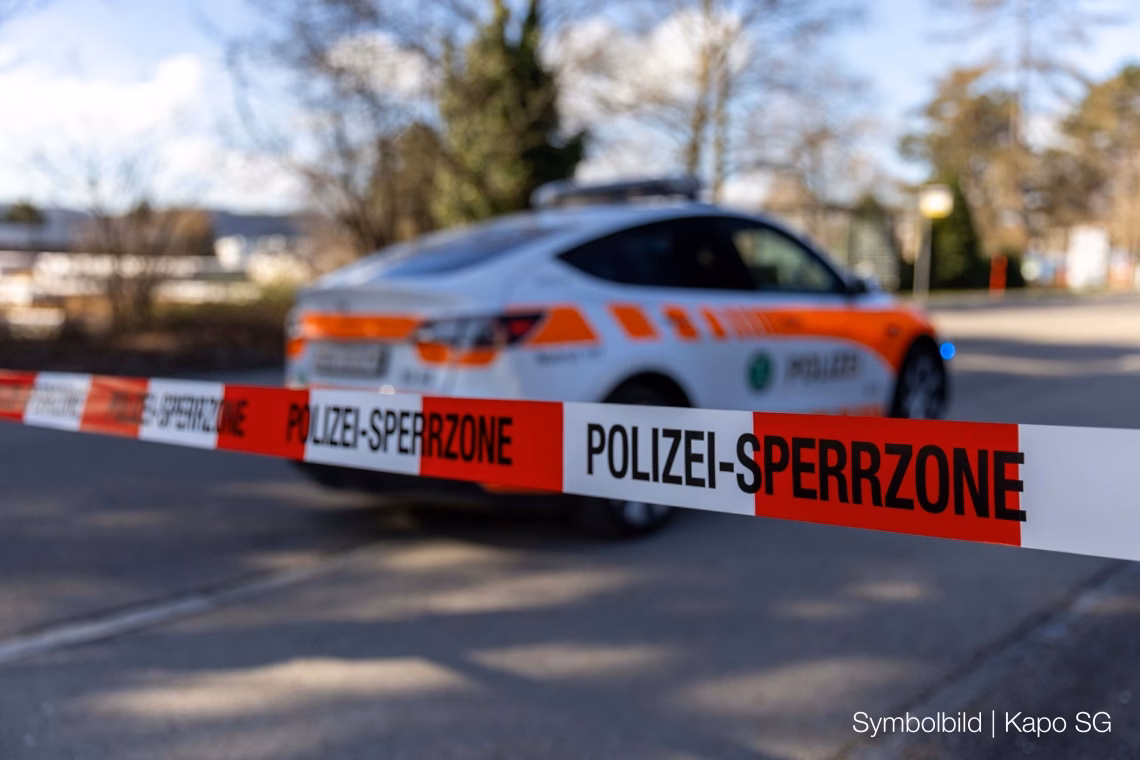 Baustellen-Unfall in Niederwil: Arbeiter stürzt 3,5 Meter tief!