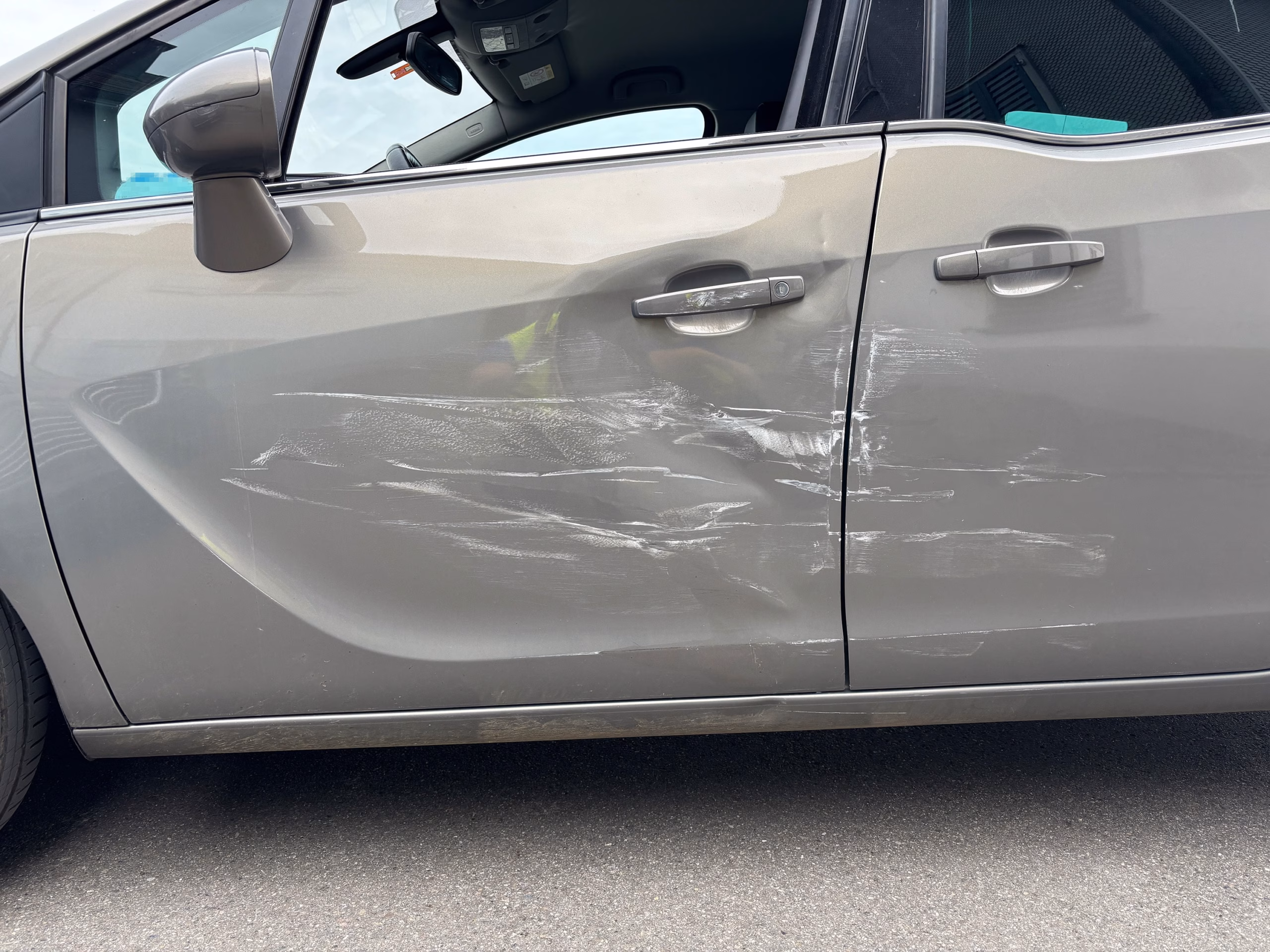 Betrunkene Autofahrerin kracht in stehendes Auto – mehrere tausend Franken Schaden!