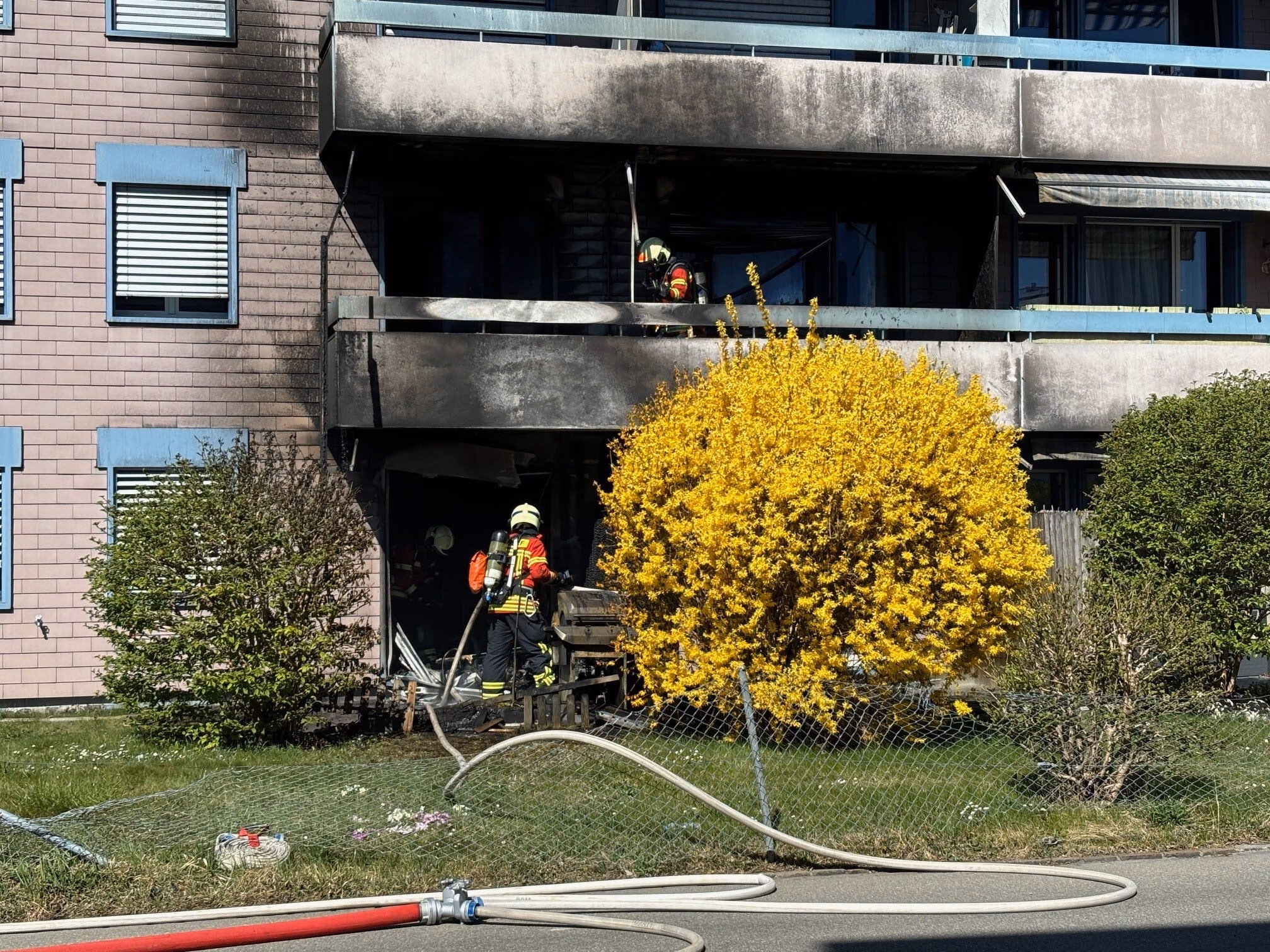 Brand im Mehrfamilienhaus in Aadorf: Hoher Sachschaden, Zeugen gesucht!