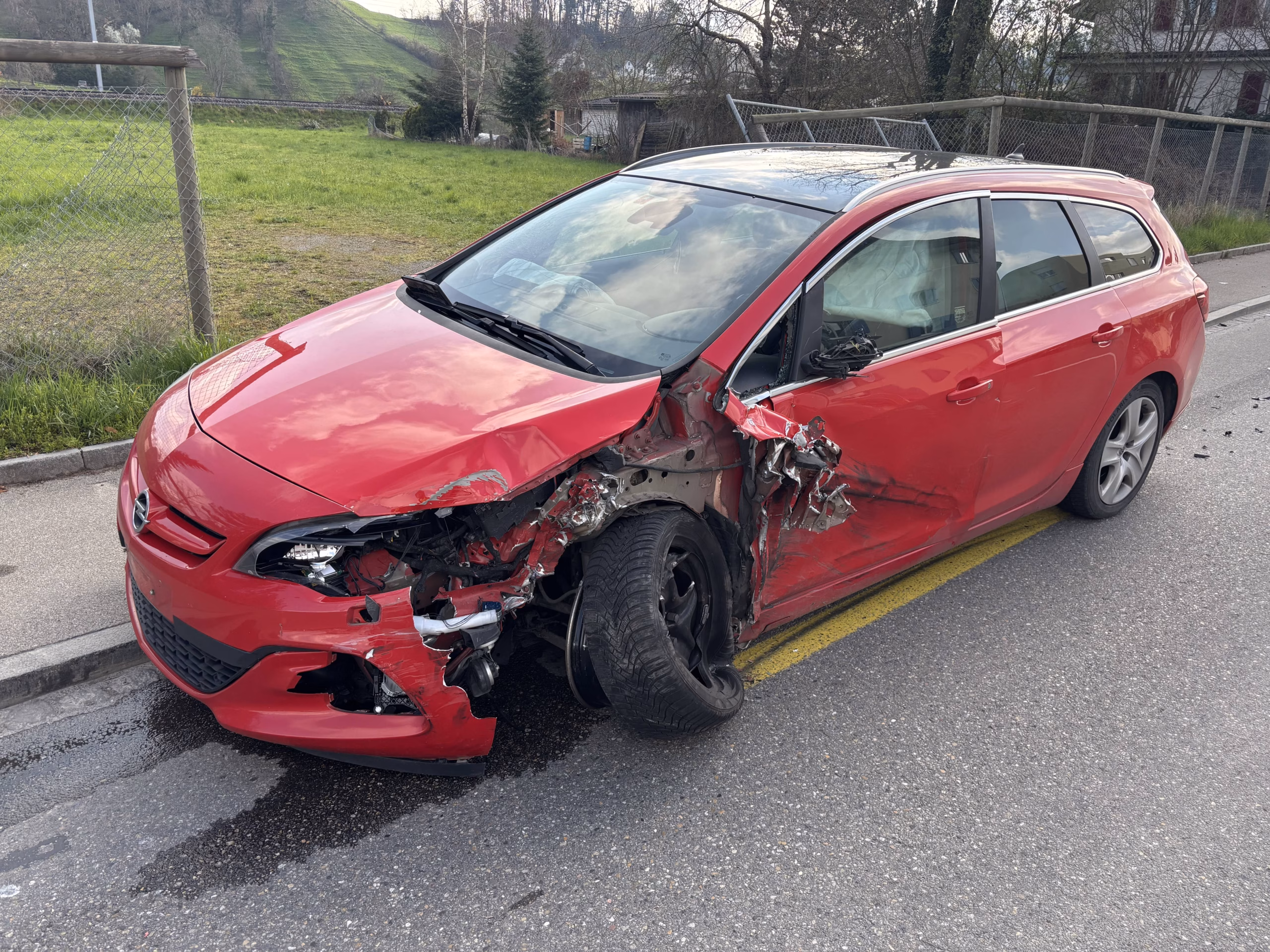 Drama auf der Hauptstrasse: Lastwagen und Auto kollidieren!