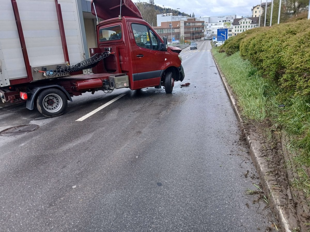 Drama in Herisau: Sattelmotorfahrzeug kracht in Lastwagen!
