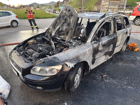 Fahrerloses Inferno: Auto auf Parkplatz völlig ausgebrannt!
