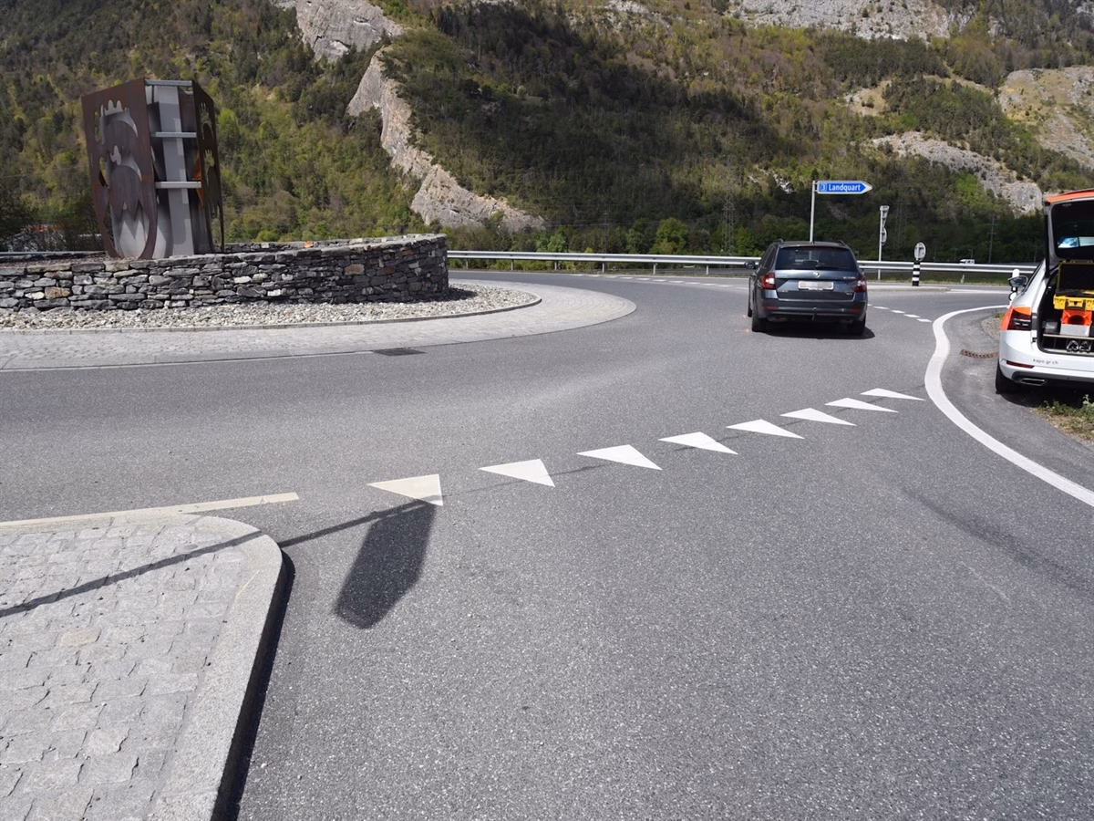 Fahrradfahrer schwer verletzt: Autofahrerin ignoriert Vortritt in Trimmis