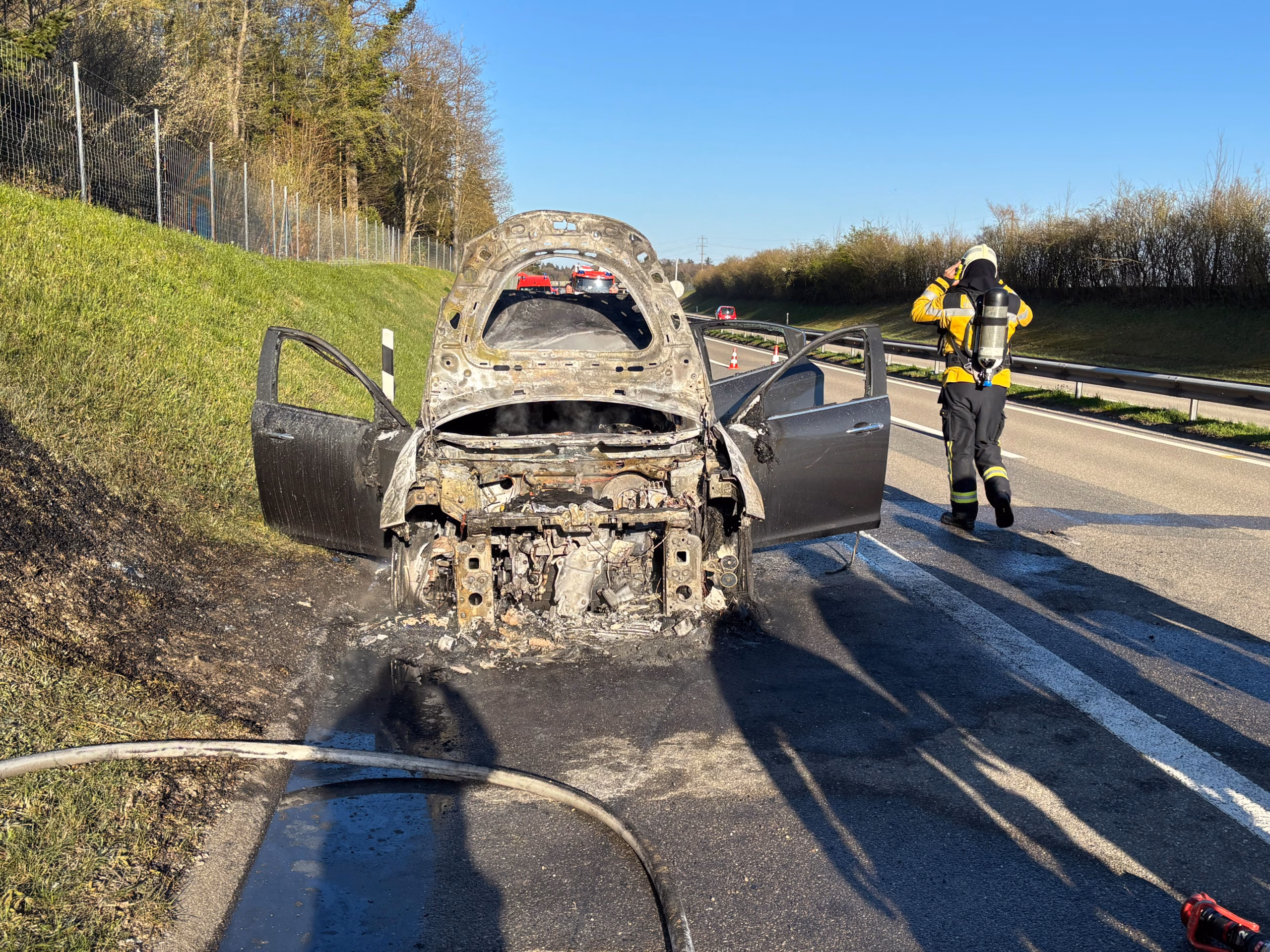 Fahrzeugbrand auf A7 bei Kemmental: Technischer Defekt als Ursache!