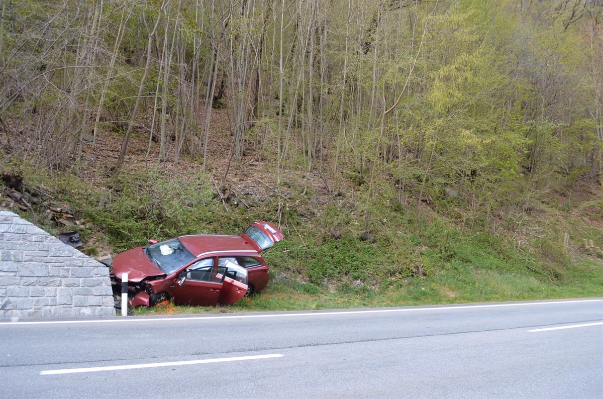 Fahrzeuglenkerin schläft ein: Frontalcrash in Castasegna!