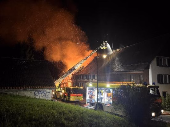 Feuer im Mehrfamilienhaus: Millionen-Schaden in Boppelsen!
