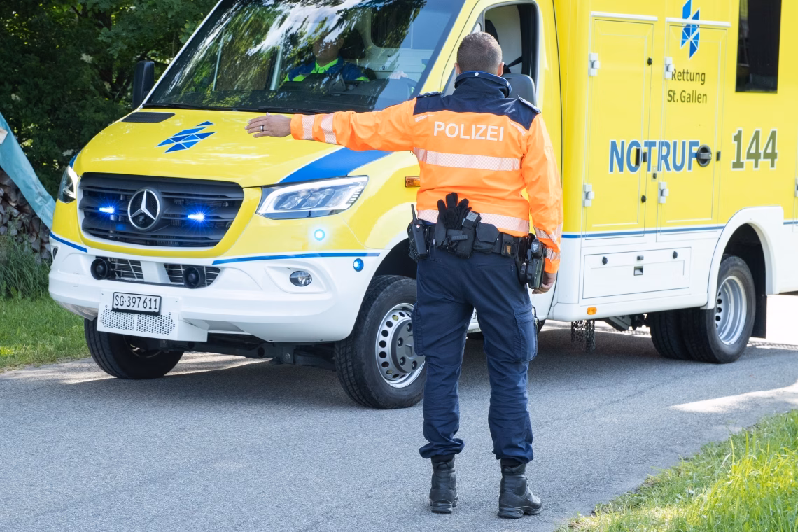 Kollission auf dem Rheindamm: Velofahrer und Fussgängerin verletzt!