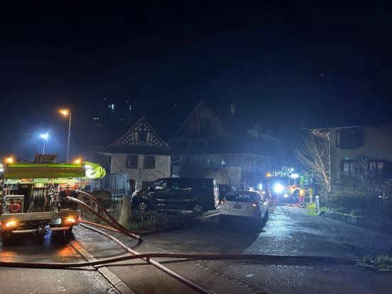Küchenbrand in Mettmenstetten: Feuerwehr rettet Tiere aus Flammen!