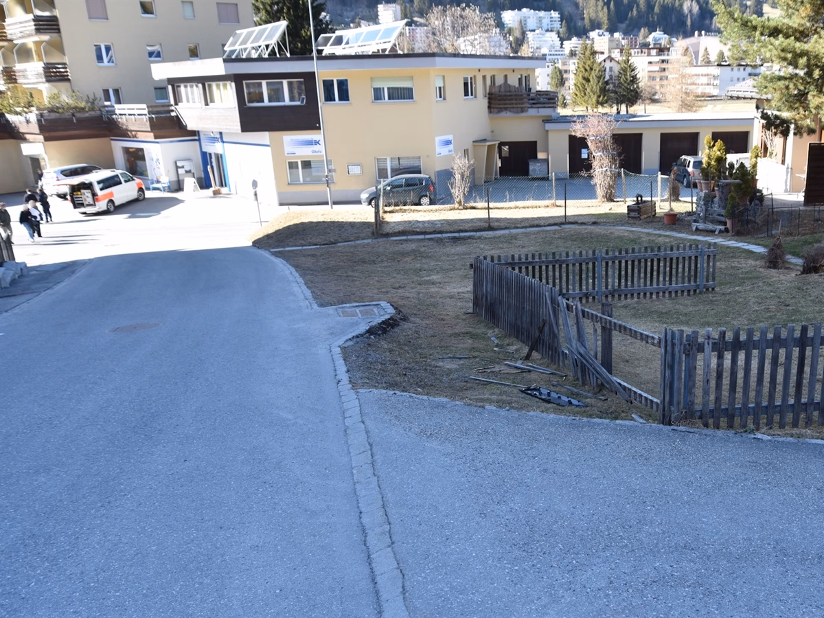 Lieferwagen rollt ungebremst: 20.000 Franken Schaden in Davos!