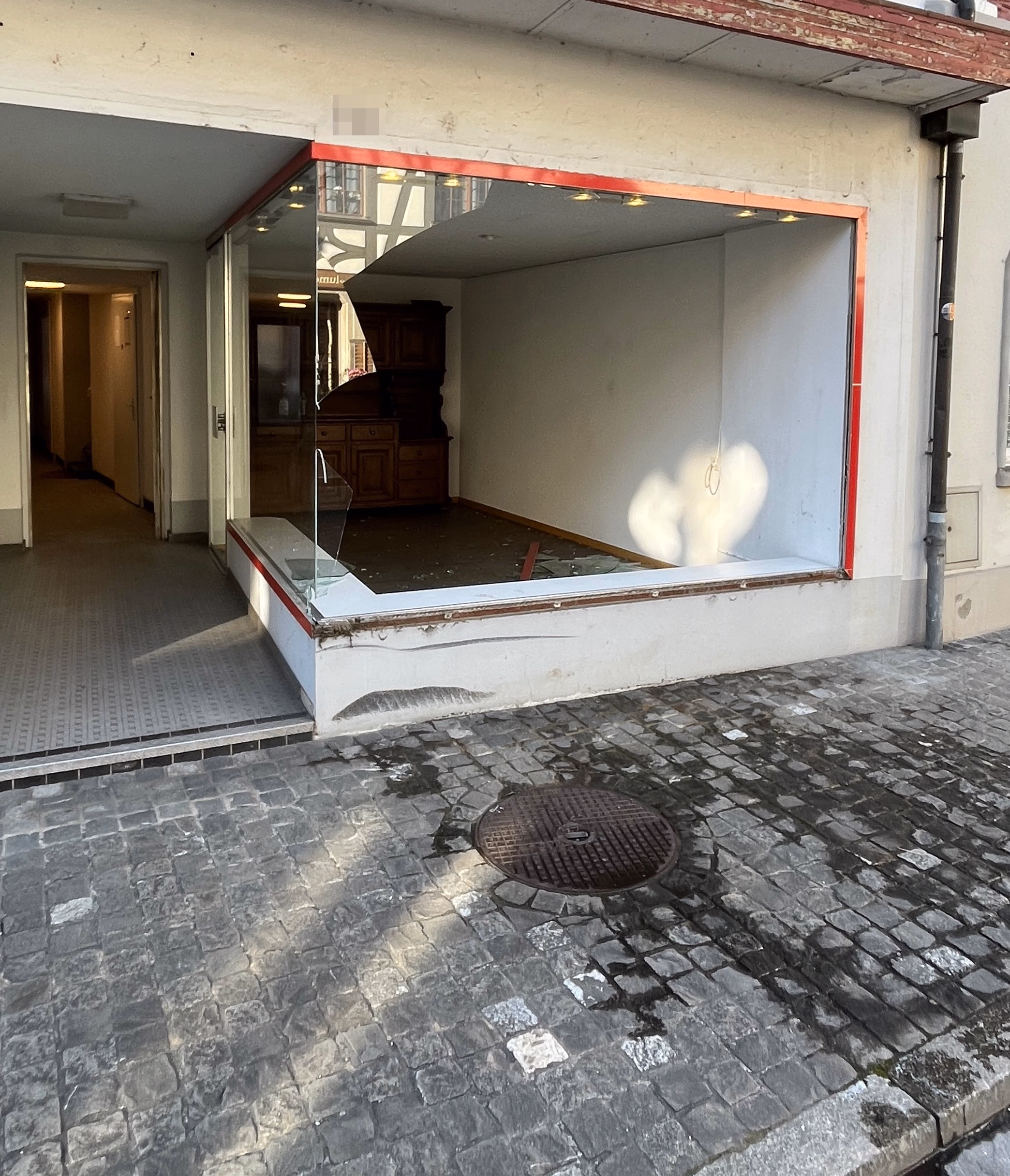 Motorradunfall in Steckborn: Fahrer stürzt ins Schaufenster!