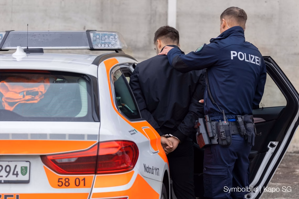 Randalierer nach Autoeinbrüchen: Polizei fasst zwei junge Täter!