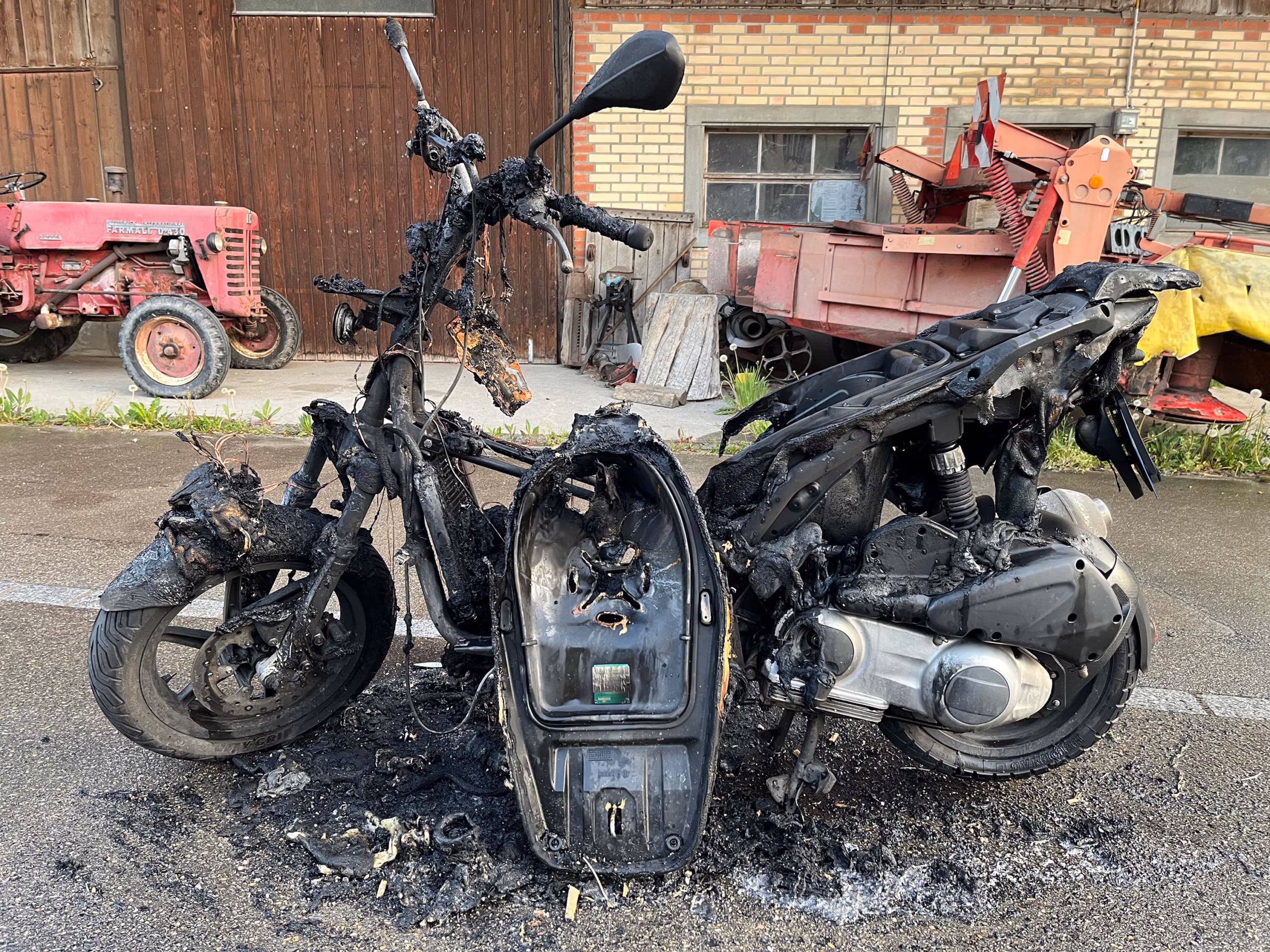 Roller geht in Flammen auf: Technischer Defekt in Dussnang verursacht Schaden