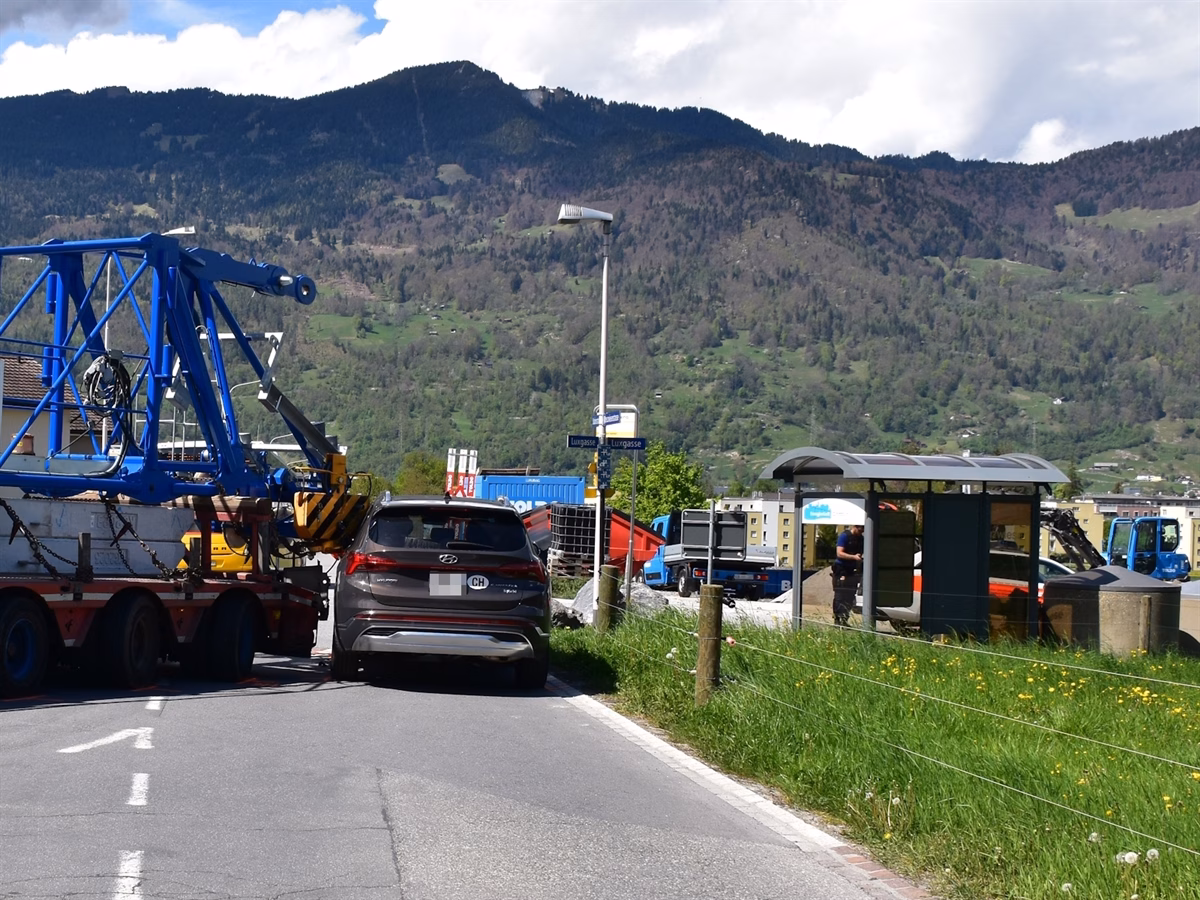 Schock-Unfall in Igis: Baukran verwüstet Auto bei Kollision!