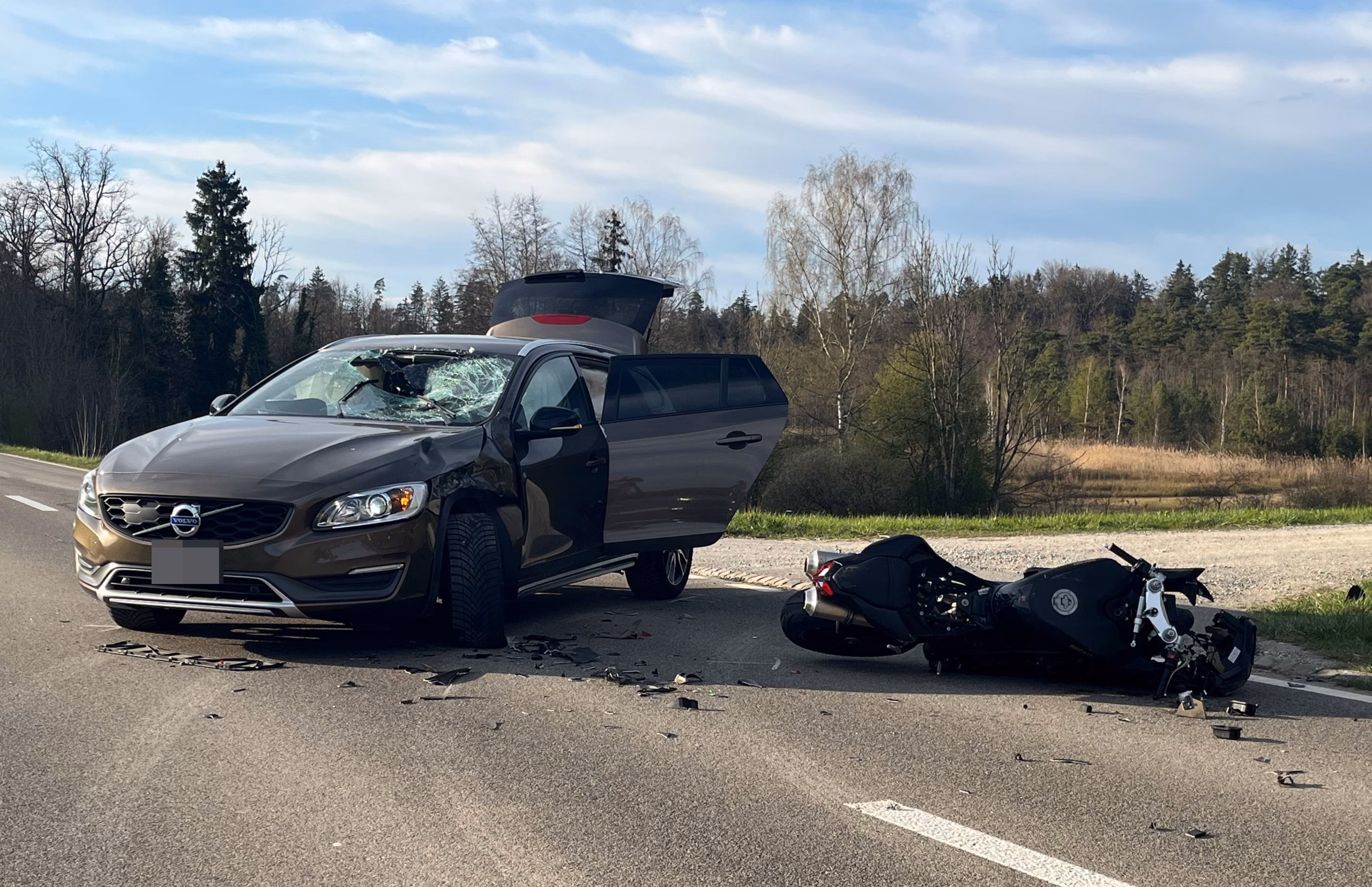 Schwerer Motorradunfall in Oberneunforn: Fahrer von Rega ins Spital!