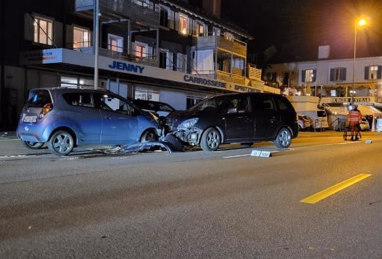Schwerer Unfall auf Seestrasse: Vier Verletzte und Straßensperrung!