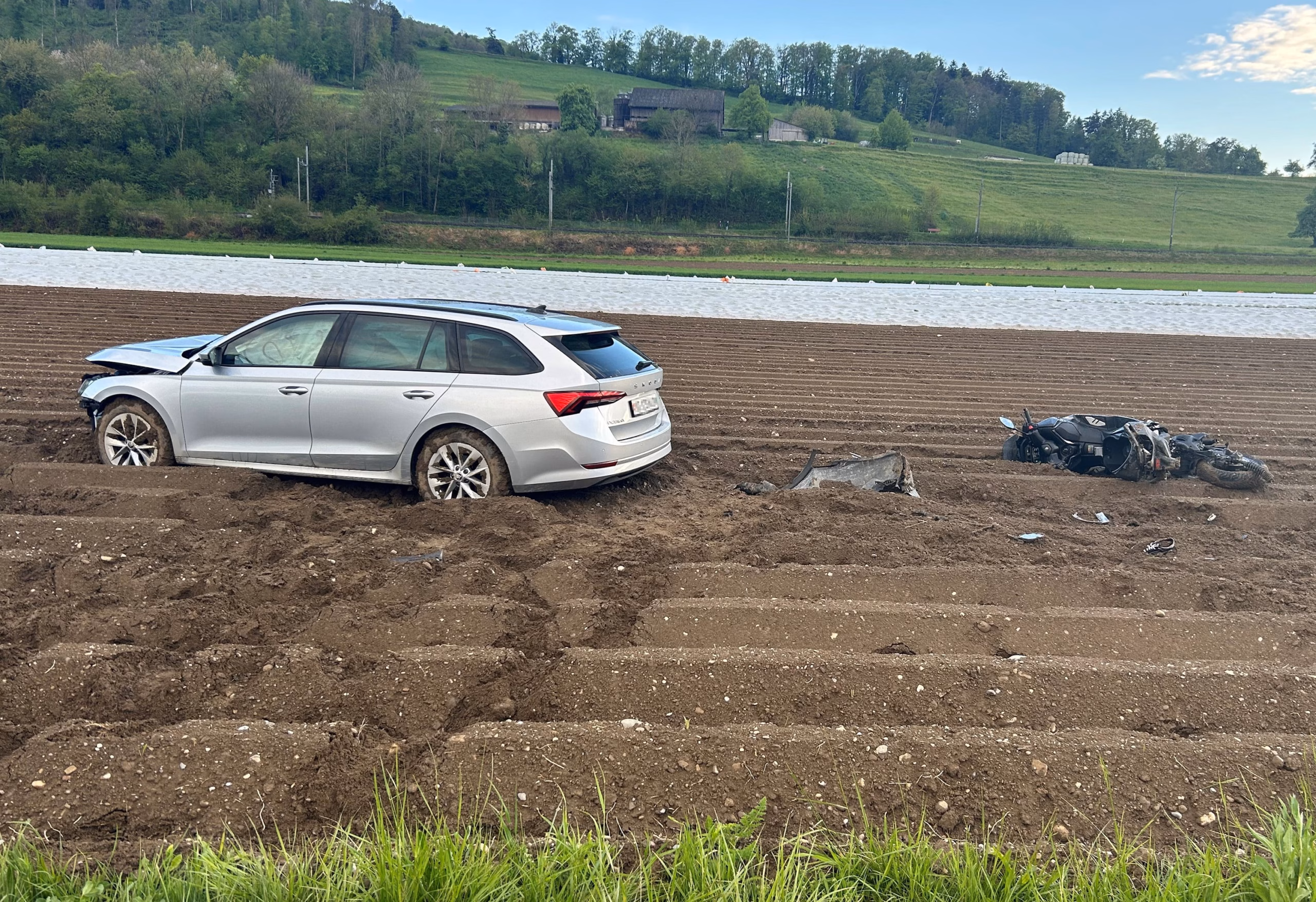 Schwerer Unfall in Eschenz: Motorradfahrer und Beifahrerin verletzt!