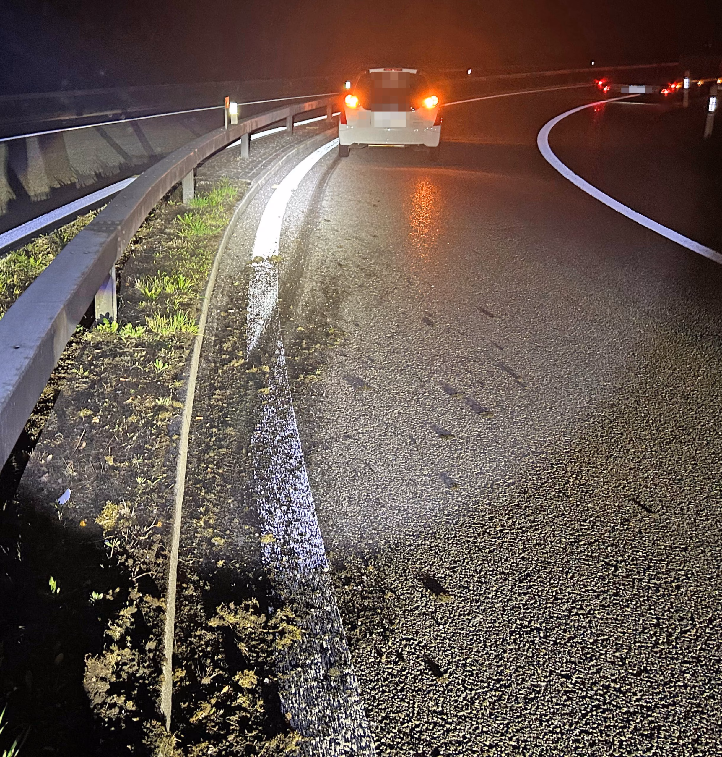Sekundenschlaf führt zu Unfall auf T14: Fahrer bleibt unverletzt