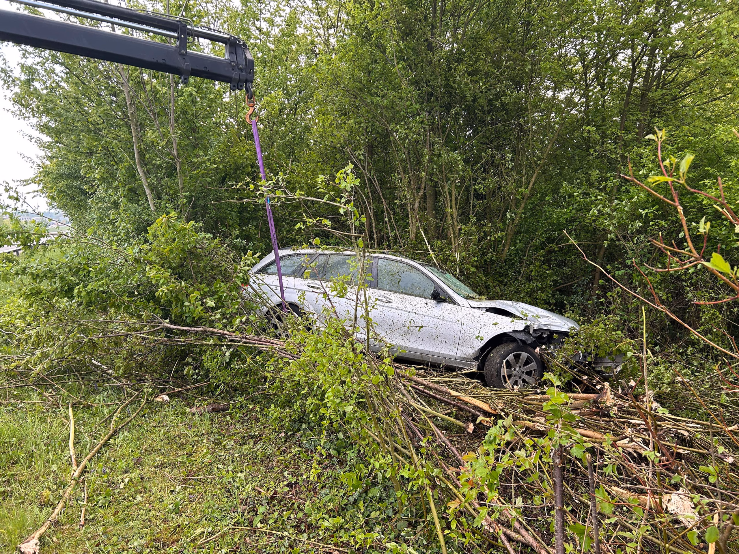 Selbstunfall auf A7: Betrunkene Fahrerin kracht ins Verkehrsschild!