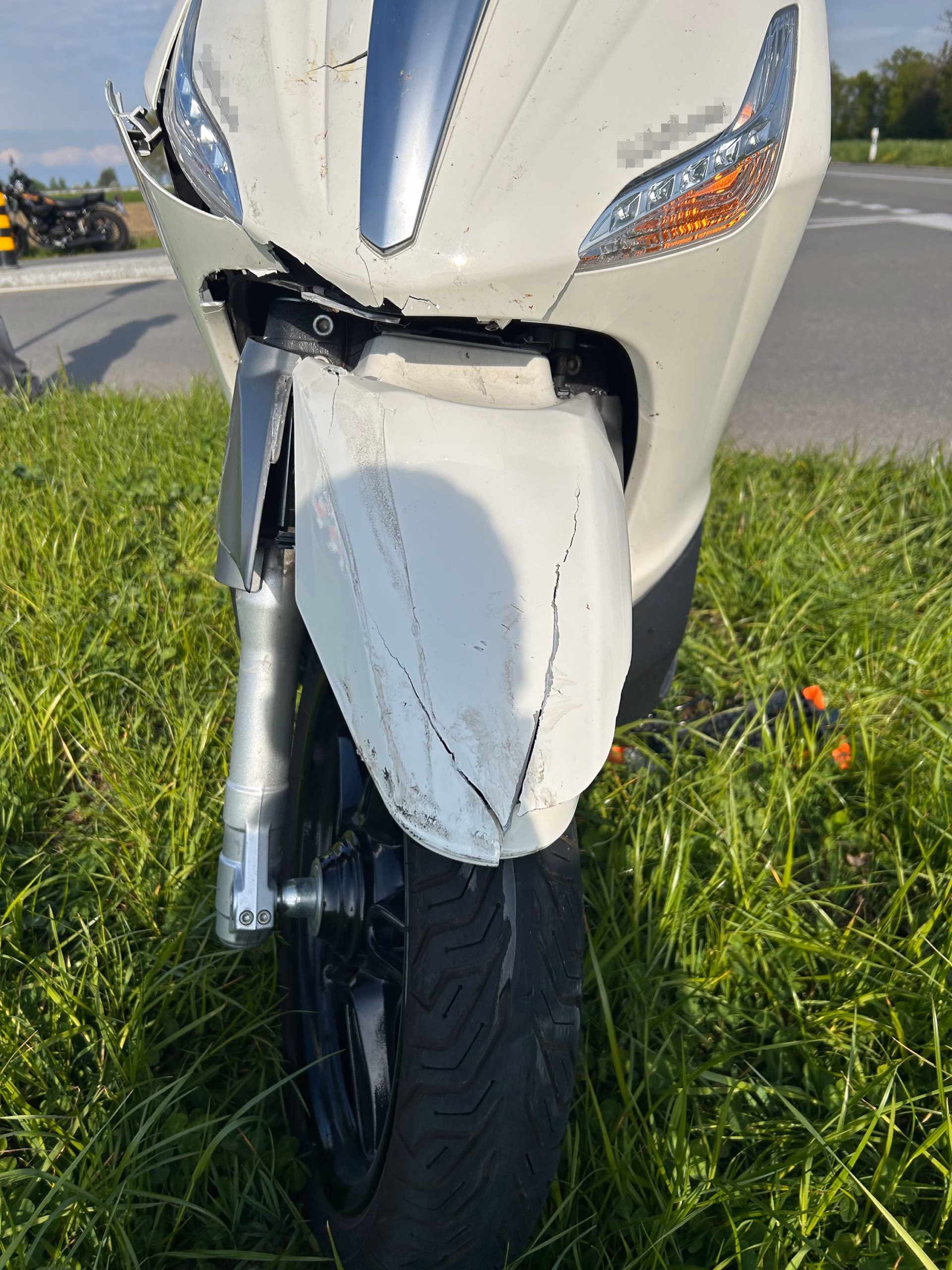 Zusammenstoß in Zihlschlacht: Rollerfahrer verletzt, Autofahrerin flüchtig