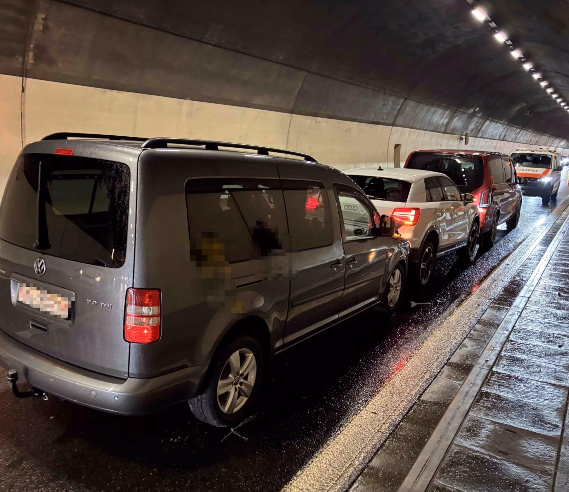 A15: Auffahrunfall mit 4 Autos sorgt für Stau und Sachschaden!