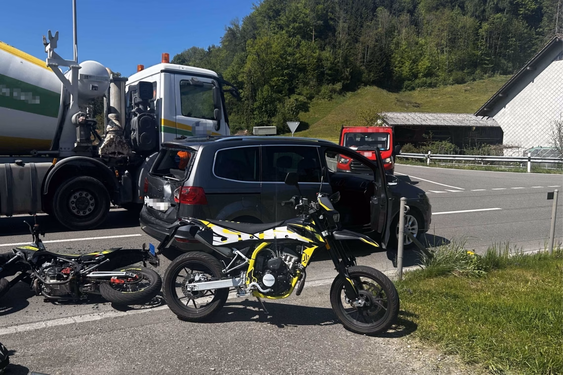 Auffahrunfall in Flawil: 16-Jähriger Motorradfahrer verletzt!