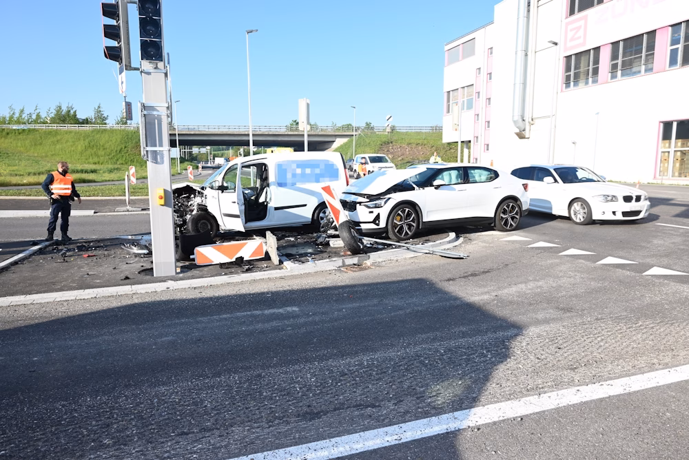 Auto-Kollision auf Autobahnzufahrt: Zwei Verletzte und 40'000 Franken Schaden!