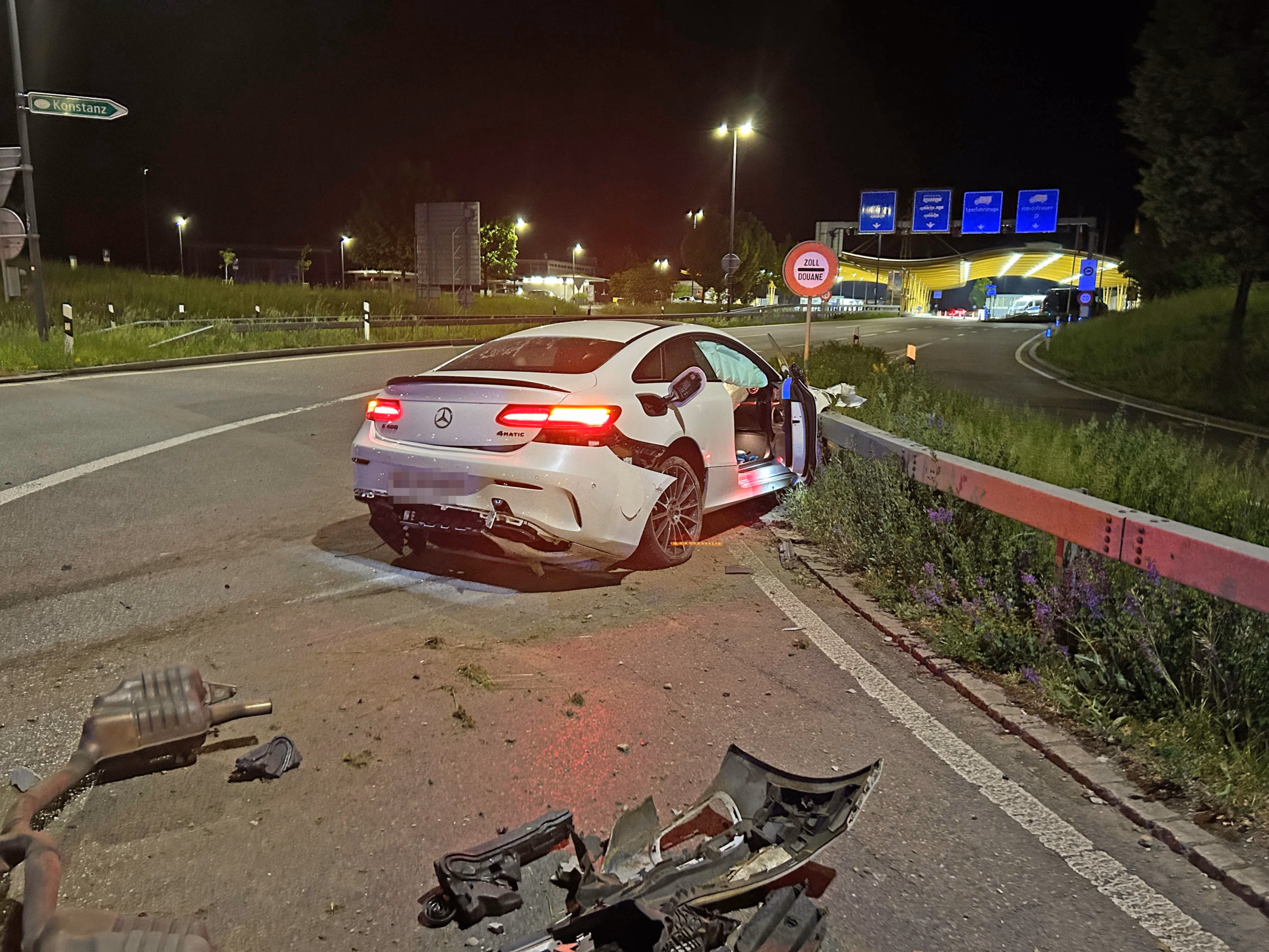 Autounfall in Kreuzlingen: Beifahrerin verletzt, Schäden über 100.000 Franken!