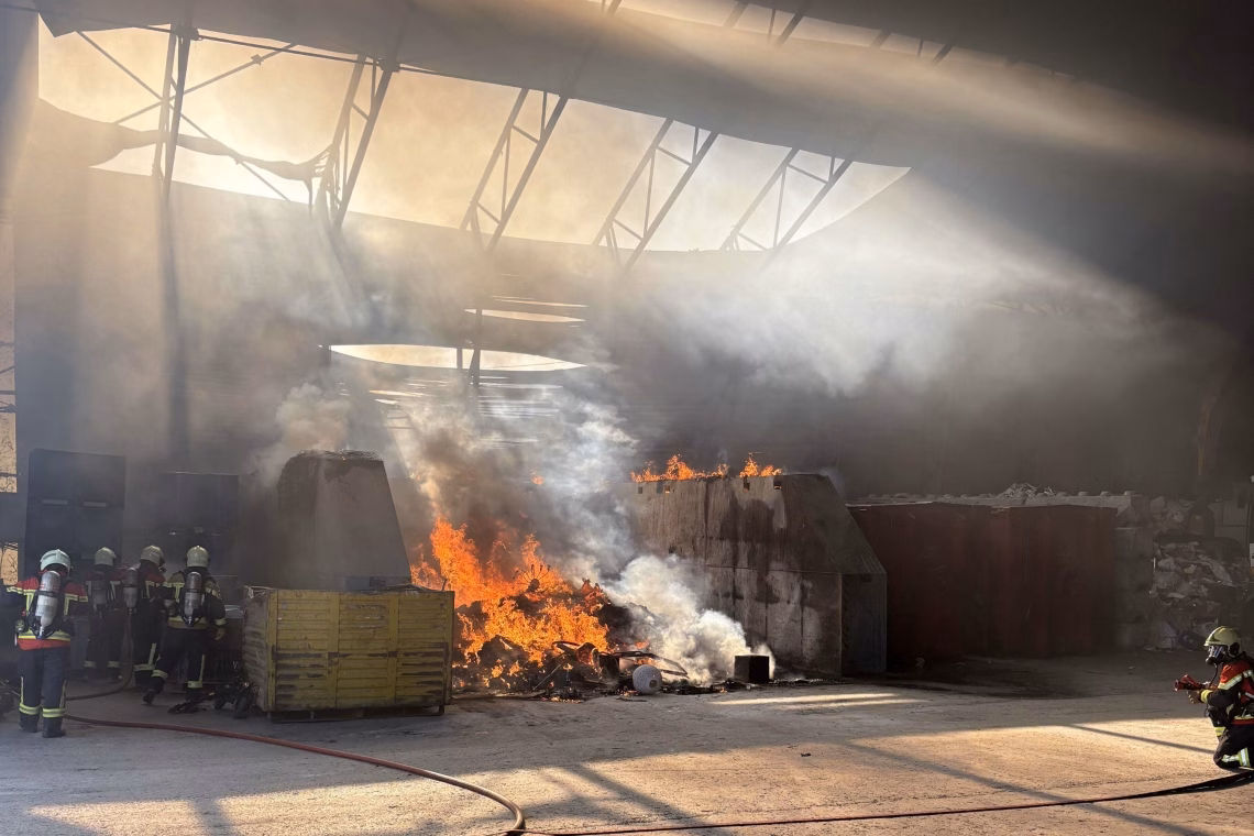 Brand in Recyclingbetrieb: 50.000 Franken Schaden und starke Rauchentwicklung!