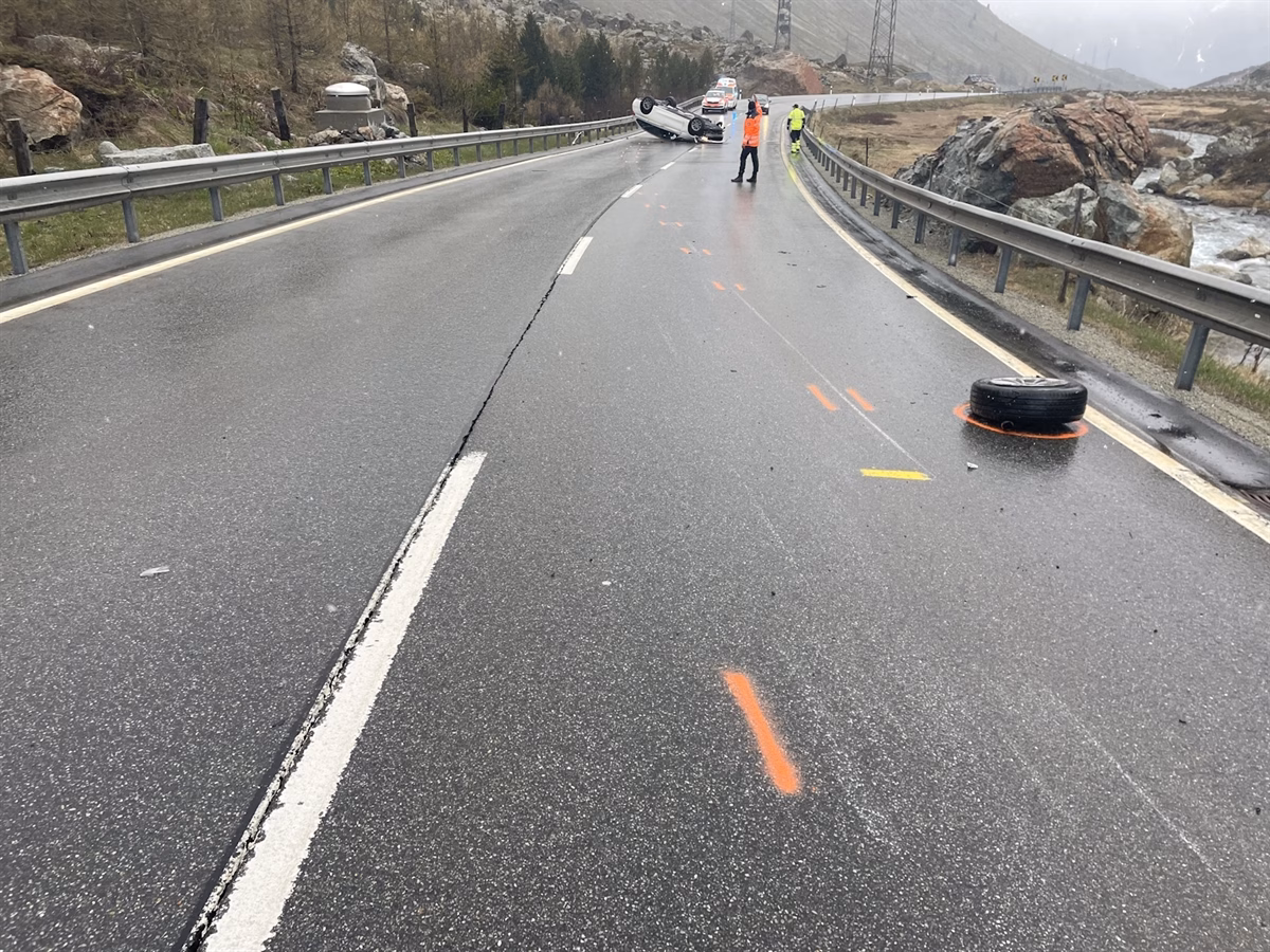 Drama am Julierpass: Auto überschlägt sich - Fahrer schwer verletzt!