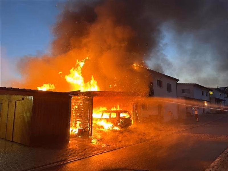 Feuerdrama in Alterswil: Villa völlig zerstört, Bewohner evakuiert!