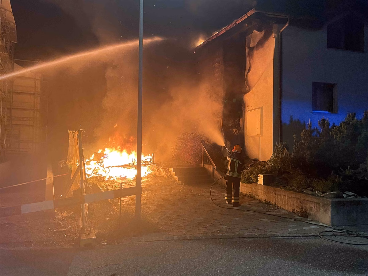 Feuerinferno in Bonaduz: Wohnhaus fast ein Opfer der Flammen!