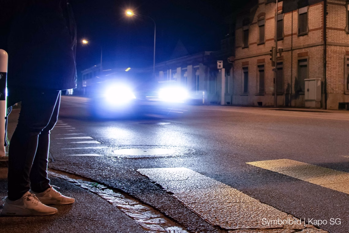 Fussgänger angefahren und verprügelt – Polizei sucht Zeugen!
