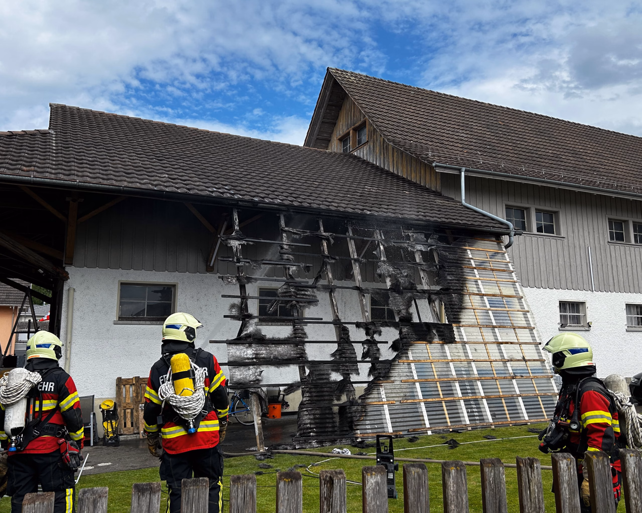 Gasbrenner in Riedt: Unkrautvernichtung endet in Brand!