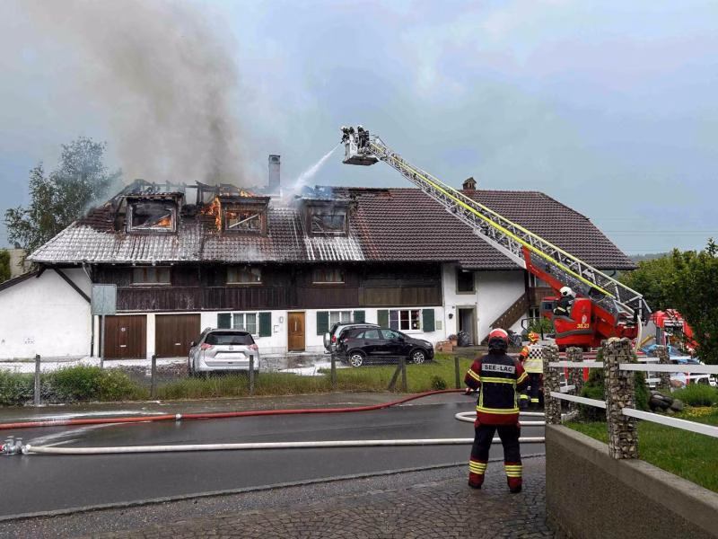 Großbrand in Courgevaux: Sechs Mieter evakuiert, Polizei untersucht Ursache!