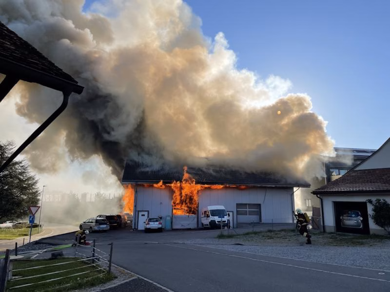 Großbrand in Ecuvillens: Garage zerstört, Nachbarn evakuiert!