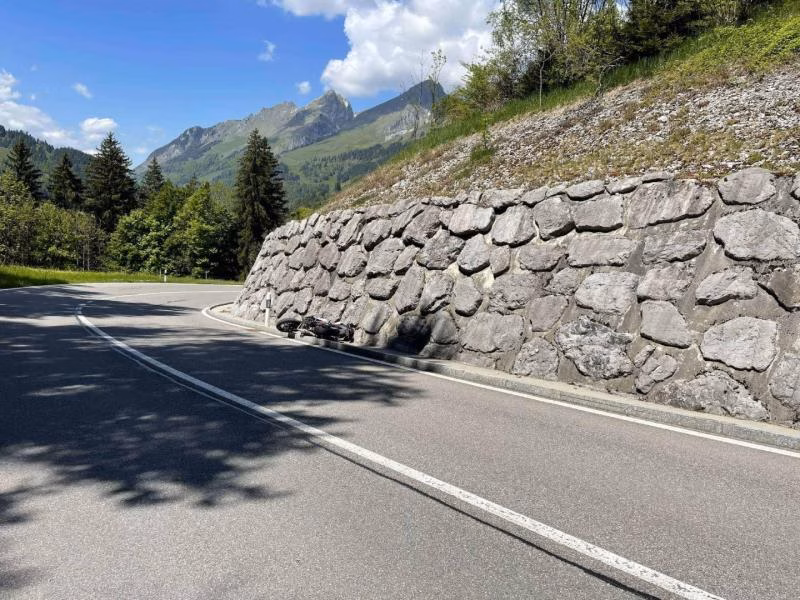 Motorradunfälle am Jaunpass: Zwei junge Fahrer schwer verletzt!