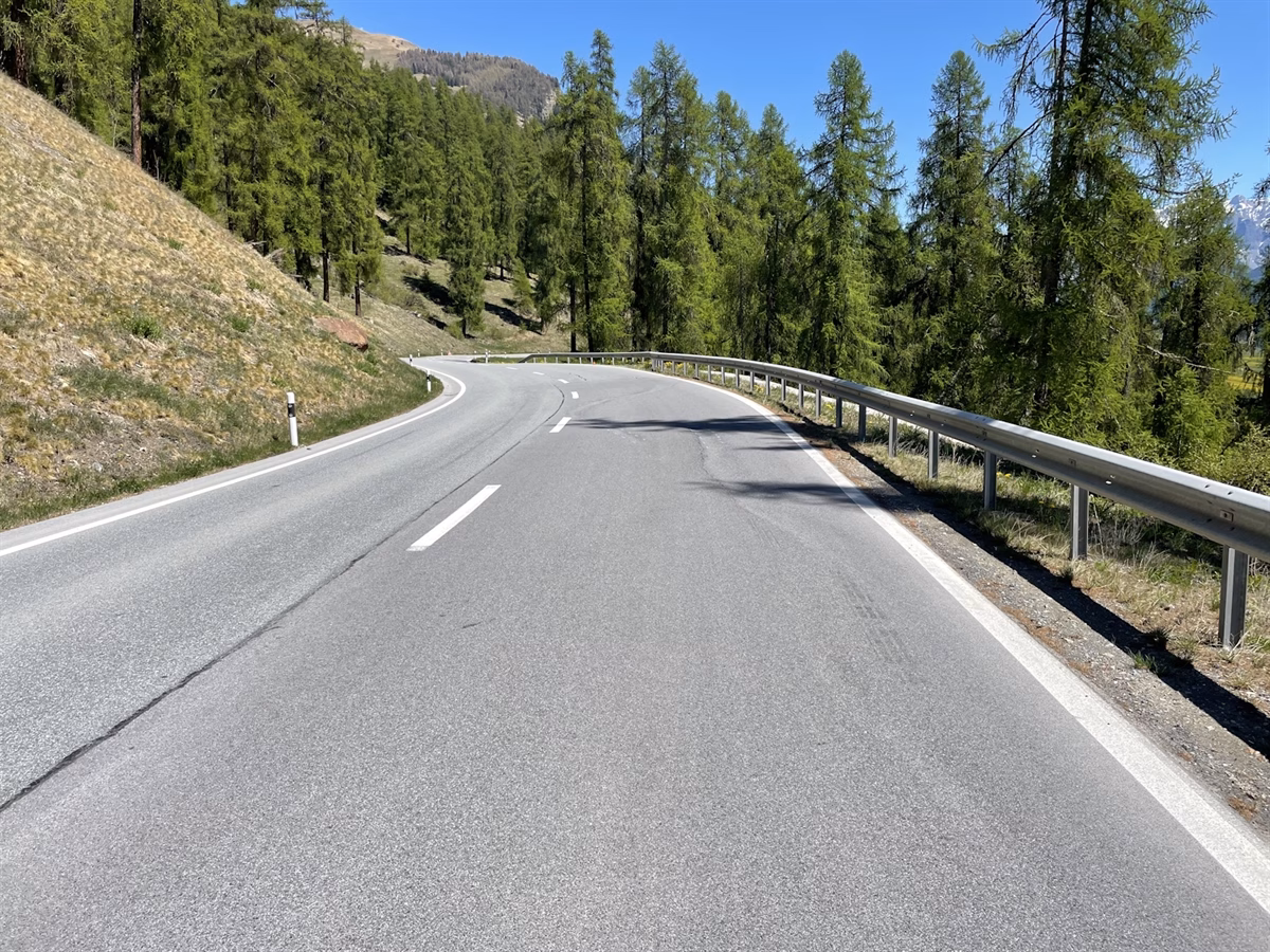 Motorradunfall auf H27: Frau schwer verletzt nach Leitungskollision