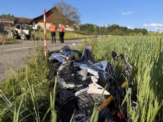 Motorradunfall bei Riedikon: 23-Jähriger schwer verletzt!