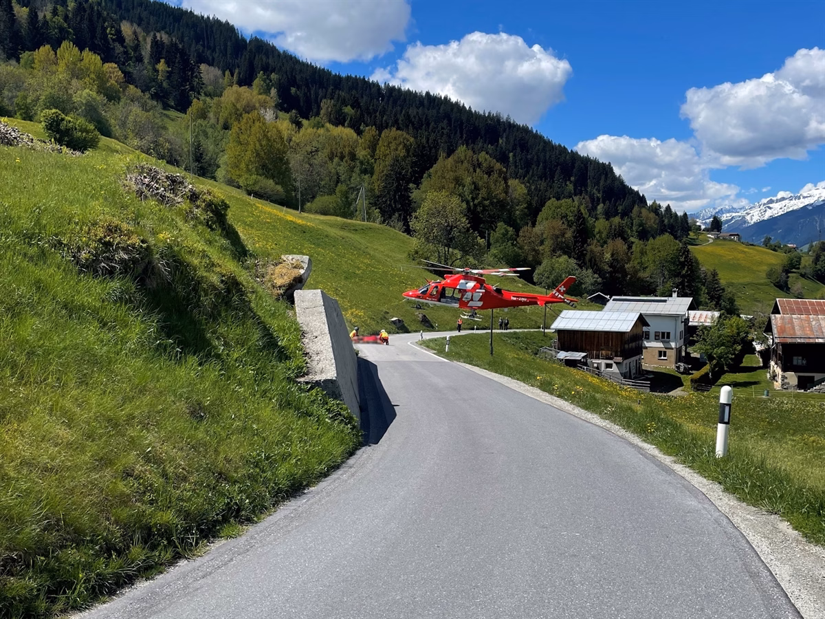 Motorradunfall in Obersaxen: 78-Jähriger schwer verletzt und geflogen!