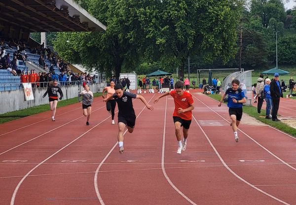 Nidwalden glänzt beim Schulsporttag: Teamgeist und Medaillenträume!