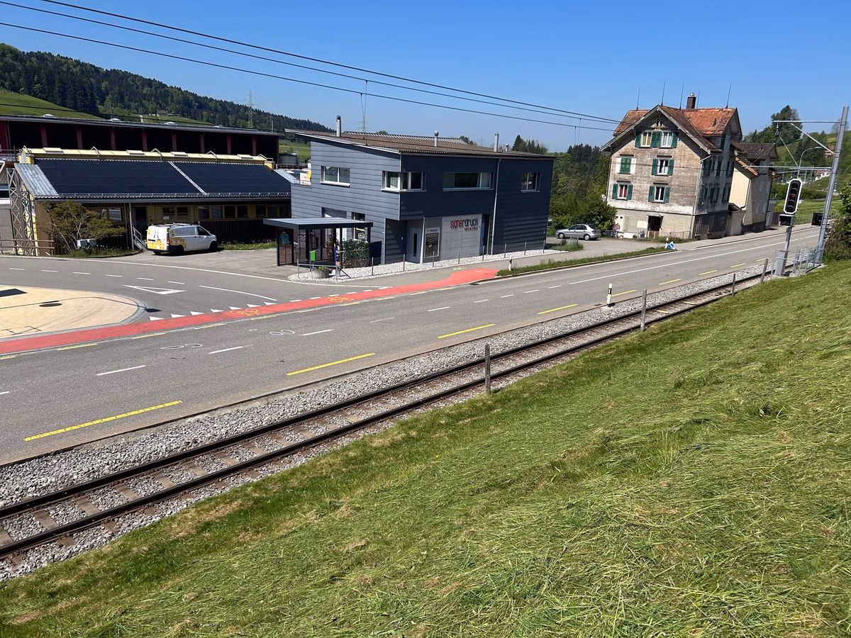 Schock in Bühler: E-Bike-Fahrer nach Kollision mit Auto verletzt!