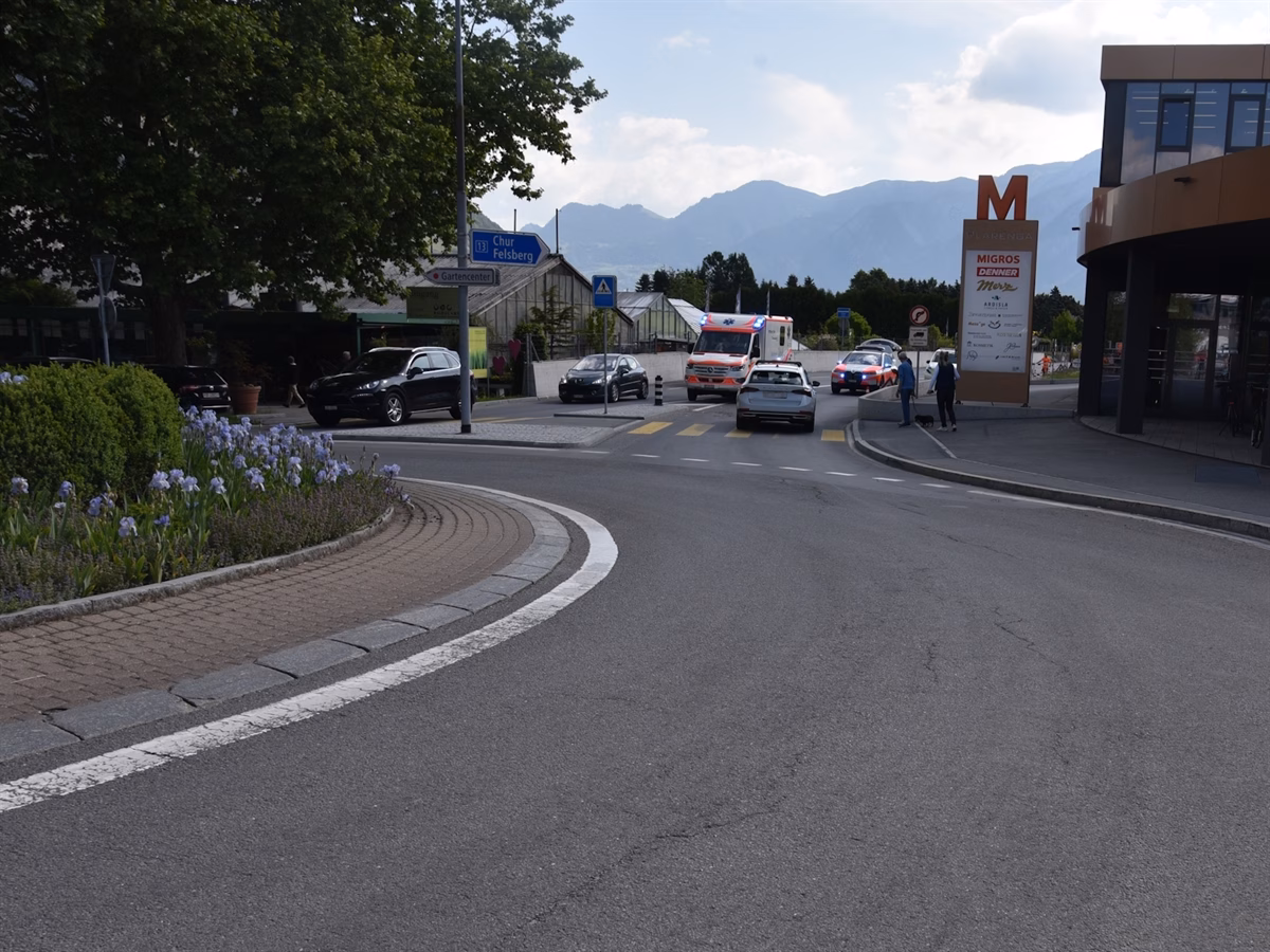 Schock in Domat/Ems: Fussgängerin bei Unfall schwer verletzt!