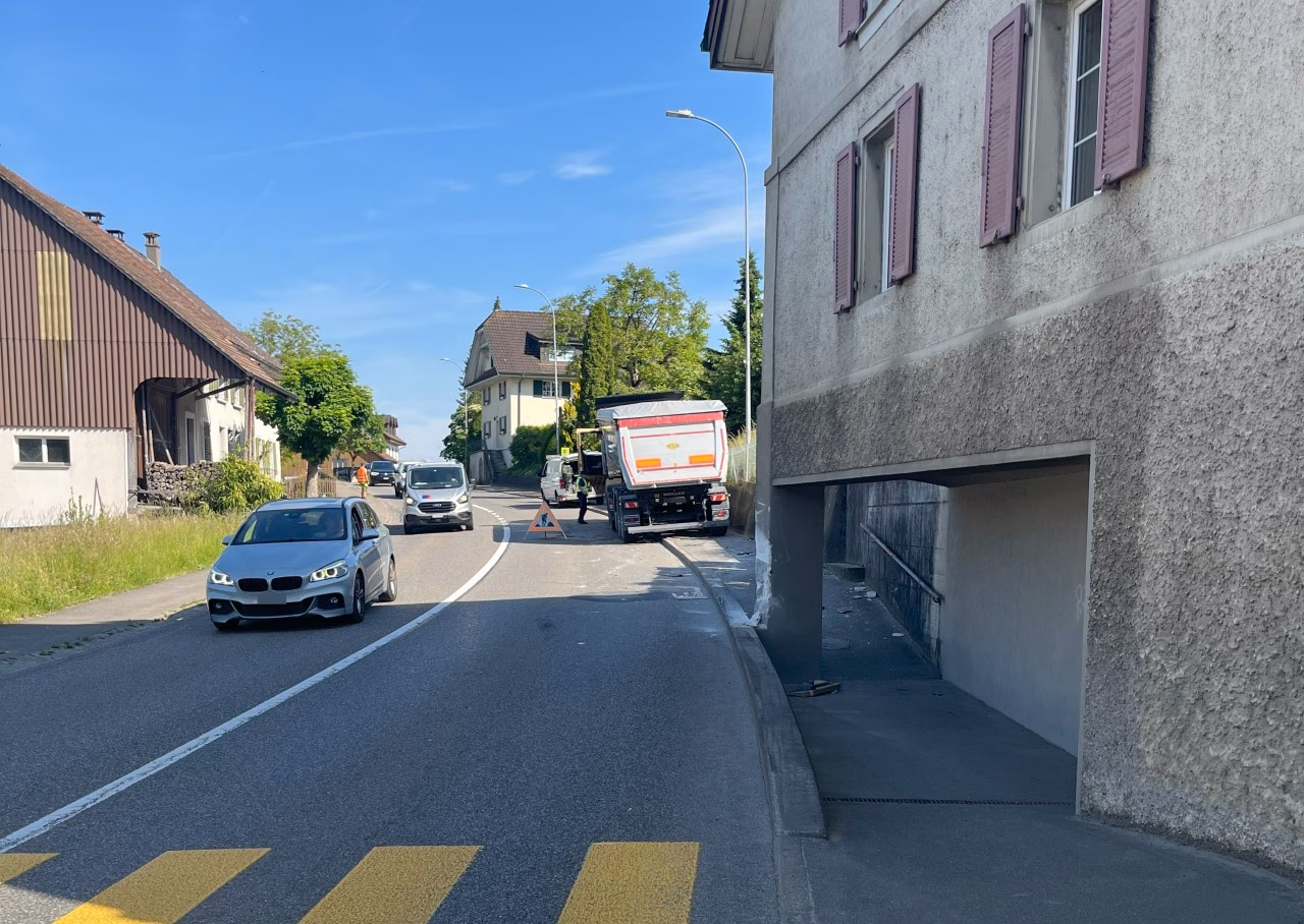 Schrecklicher Unfall in Fischbach-Göslikon: Lkw-Fahrer unter Drogen?