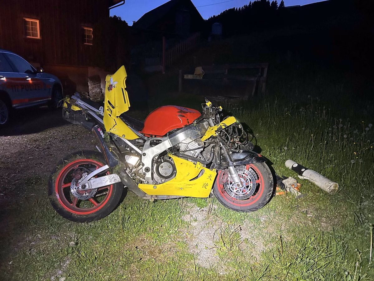 Schwellbrunn: Motorradfahrer nach Selbstunfall schwer verletzt ins Spital!