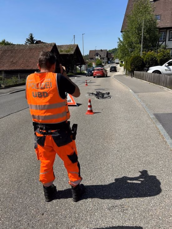 Schwere Kollision in Sellenbüren: Radfahrer schwer verletzt!