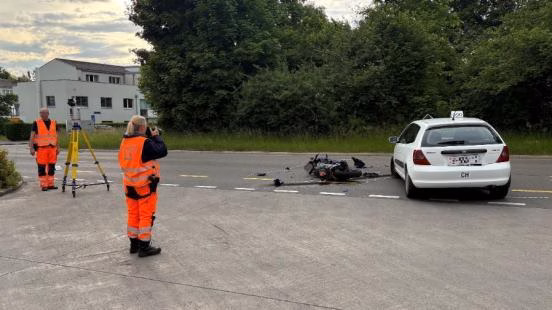 Schwerer Unfall in Küsnacht: Motorradfahrer nach Kollision im Spital
