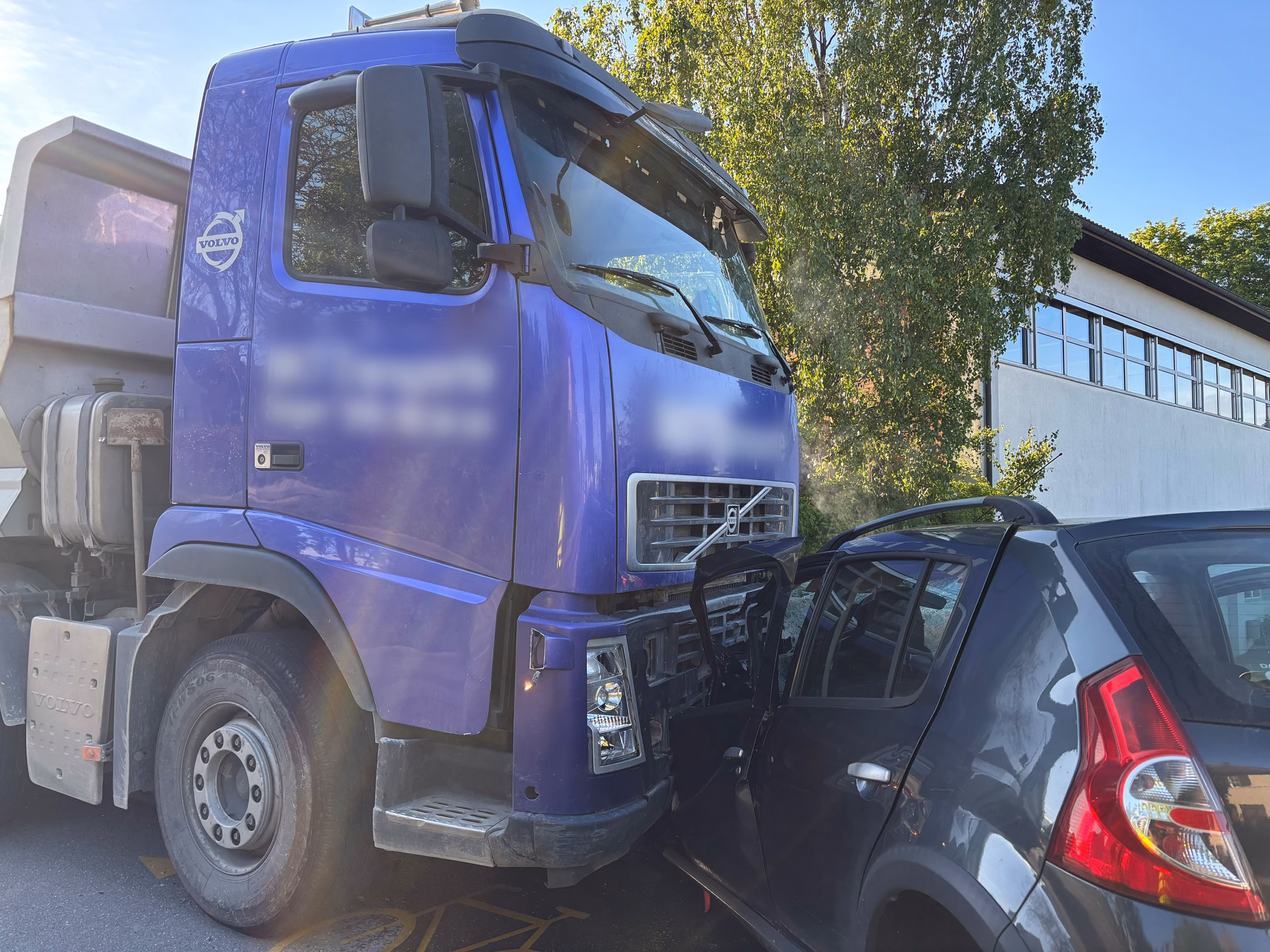 Schwerer Unfall in Oberaach: Zwei Verletzte nach Kollision mit Lastwagen!