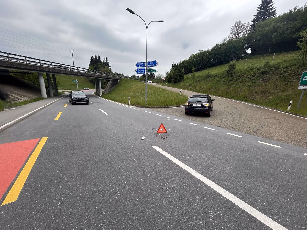 Verkehrschaos in Niederteufen: Zwei Autos kollidieren ohne Verletzte!